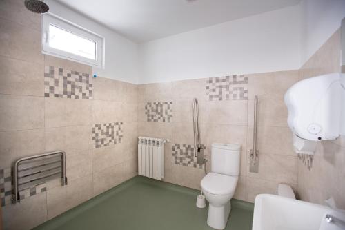 ビジャルバにあるAlbergue As Pedreirasのバスルーム(トイレ、シャワー付)