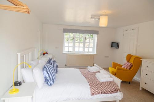 A bed or beds in a room at Five Bells Inn, Wrentham