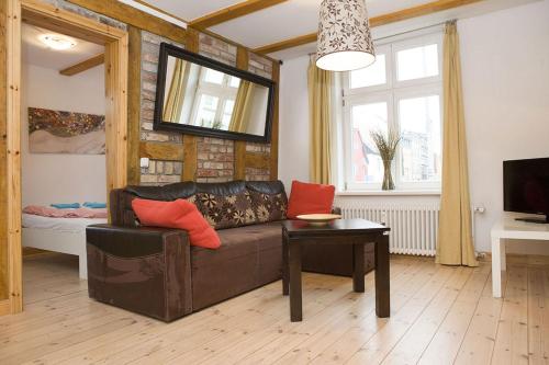 a living room with a couch and a table at Ferienwohnungen und Ferienhäuser Gohr in Stralsund