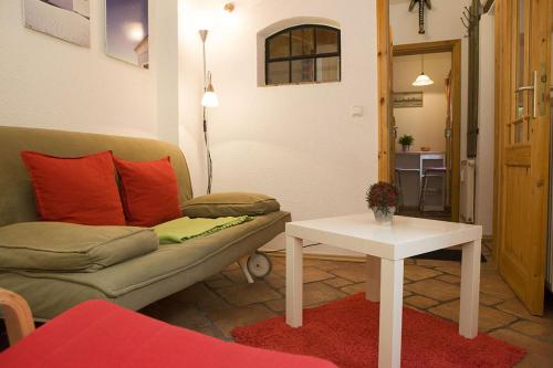 a living room with a couch and a table at Ferienwohnungen und Ferienhäuser Gohr in Stralsund
