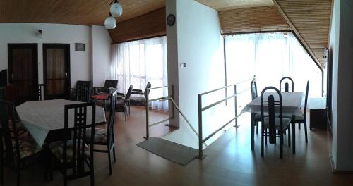 - une salle à manger avec une table et des chaises dans l'établissement Hutter Vendégház, à Szántód