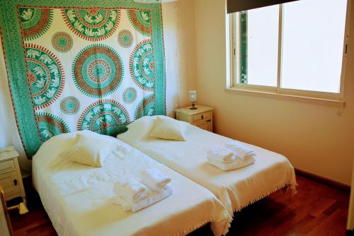 コスタ・ダ・カパリカにあるAroeira Golf&Beachのベッドルーム1室(ベッド2台、タオル付)