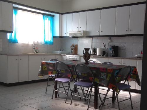 A kitchen or kitchenette at Zante Green View