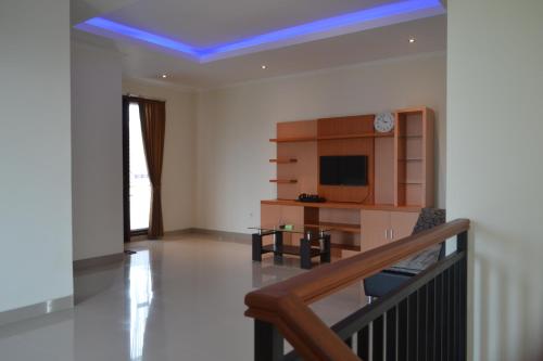 a living room with a blue ceiling at Villa Shanti Bali in Sempidi