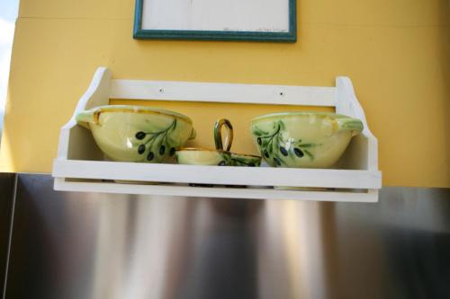 a shelf with two bowls on top of a refrigerator at Le Gemme di Pigna in Pigna