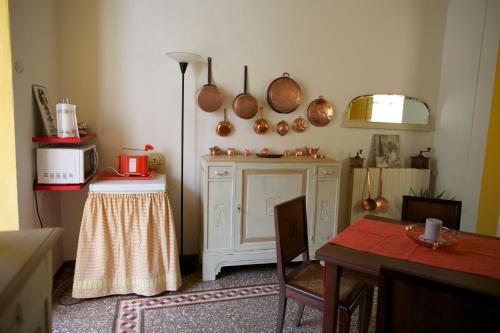 a kitchen with a counter and a table with chairs and a counter at Le Gemme di Pigna in Pigna