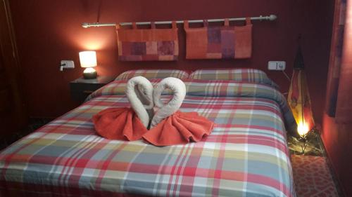un lit avec deux cygnes fait pour ressembler à des cœurs dans l'établissement Casa del Sol, à Cómpeta