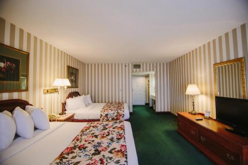 トラバースシティにあるBayshore Resortのベッド2台、薄型テレビが備わるホテルルームです。