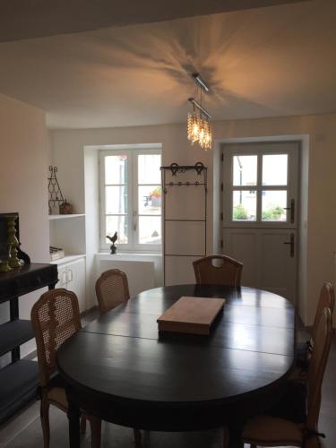 une salle à manger avec une table et des chaises en bois dans l'établissement Au Carroir de France, à Saint-Aignan