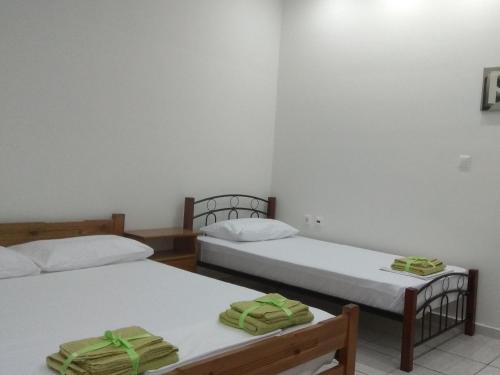Duas camas num quarto com paredes brancas em Zante Green View em Ambelókipoi