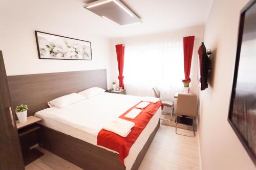 ein Hotelzimmer mit einem Bett und einem Fenster in der Unterkunft Villa Royal in Prag