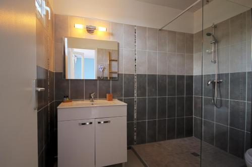 La salle de bains est pourvue d'un lavabo et d'une douche avec un miroir. dans l'établissement Villa with private pool MQDI53, au Diamant