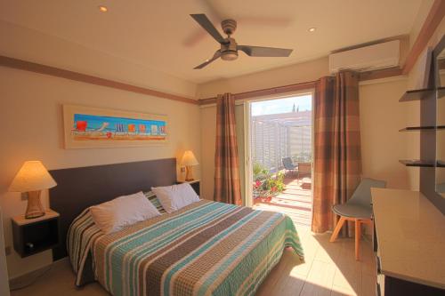 ein Schlafzimmer mit einem Bett und einem großen Fenster in der Unterkunft Villa with private pool SF69 in Saint-François