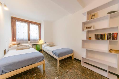A bed or beds in a room at JOIVY Colorful Flat for 5 close to Piazza De Ferrari