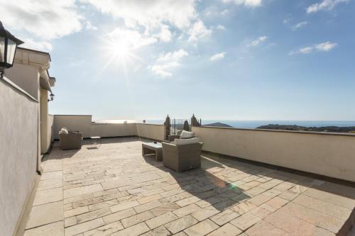 a balcony with a view of the ocean at Hotel Maison Tresnuraghes in Tresnuraghes