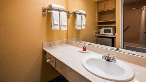 Koupelna v ubytování Quality Inn & Suites Fayetteville I-95