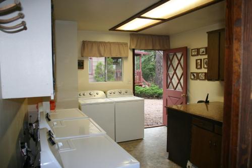 una cocina con lavadora y secadora. en Northwoods Resort Cabins en Pinetop-Lakeside