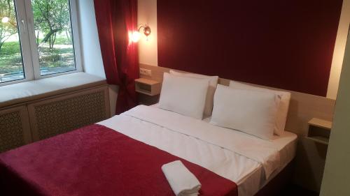 モスクワにあるРИсторияのベッドルーム1室(白いシーツと枕のベッド1台付)
