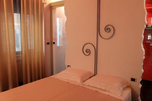 - une tête de lit avec 2 oreillers dans l'établissement apdf appartamento con giardino, à San Salvo
