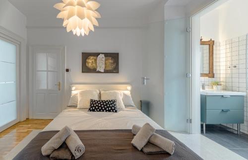 Giường trong phòng chung tại MARKAAT Apartment