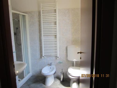 a bathroom with a toilet and a sink at Adelphi Room & Breakfast in Ferrara