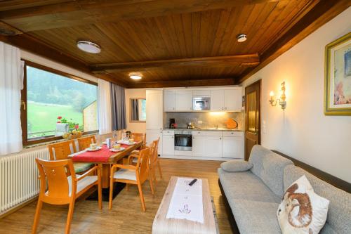 Ruang duduk di Chalet Ferienhaus Hubertus