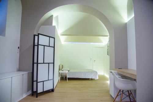 ein Schlafzimmer mit einem Bett und einem Schreibtisch in einem Zimmer in der Unterkunft B&B Principe in Grammichele