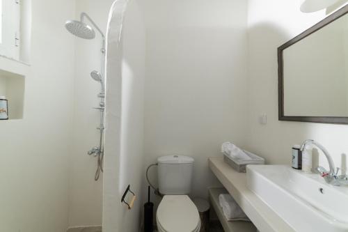 Bilik mandi di Stegna Akti Luxury Suites