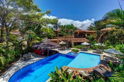 una vista exterior de una villa con piscina en Pousada Pedra Torta, en Itacaré