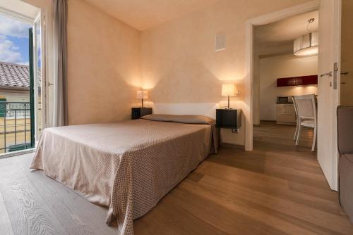 Maison La Scala Luxury solution Lazise Center tesisinde bir odada yatak veya yataklar