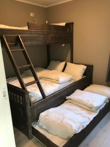 Bunk bed o mga bunk bed sa kuwarto sa Olden Fjord Apartments