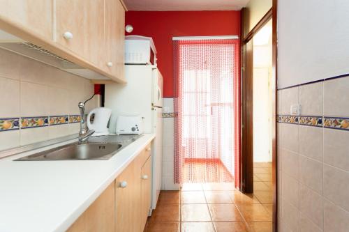 カジャオ・サルバヘにある190 Duplex La Tosca by Sunkeyrentsのキッチン(シンク、冷蔵庫付)