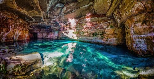 una piscina de agua en una cueva en Suite Confortavel em Chapada dos Guimaraes, en Chapada dos Guimarães