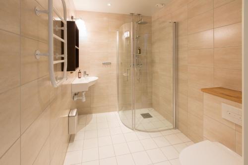 y baño con ducha y lavamanos. en Hovde Hotell, en Vemdalsskalet