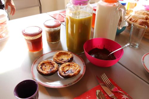 a table topped with a plate of pastries and drinks at Casa o Futuro in Alcobaça