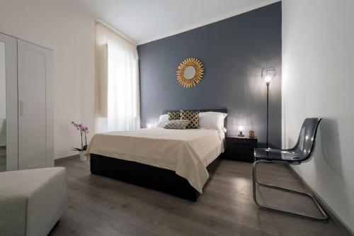 una camera da letto con un letto e uno specchio a parete di Spanish Steps 3 Bedrooms Cozy,Elegant and central a Roma