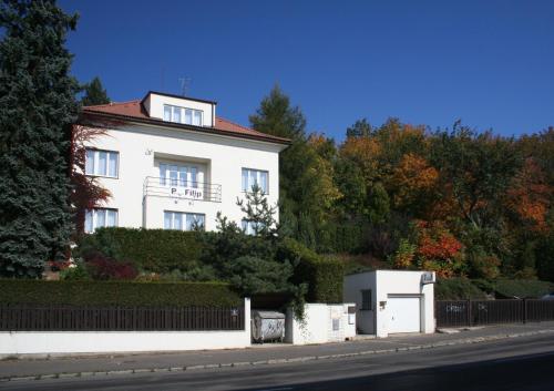 um edifício branco ao lado de uma rua em Pension Filip em Praga