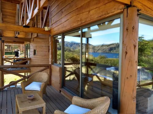AldanaにあるParador Austral Lodgeの湖と山の景色を望むキャビン