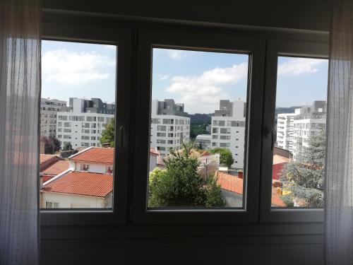 una ventana con vistas a la ciudad en Apartamento Santa Marta, en Santiago de Compostela