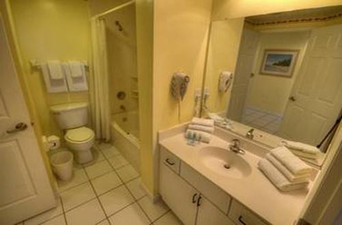 Bathroom sa Ocean Walk Resort 1502