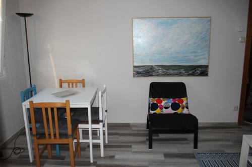 a dining room with a table and chairs and a painting at Monsalve10 in Zamora