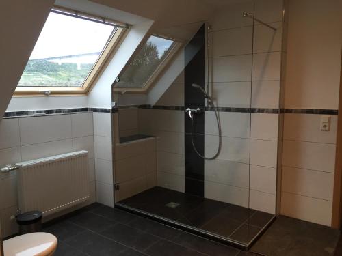 Bathroom sa 'Ferienhaus Mosel' mit kostenfreien ÖPNV-Ticket