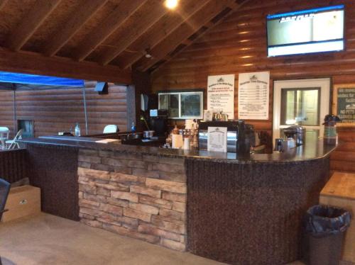 Ο χώρος του lounge ή του μπαρ στο Alpine Lodge