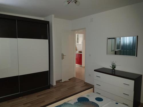 Televízia a/alebo spoločenská miestnosť v ubytovaní Apartment LANA Kaštel Stari