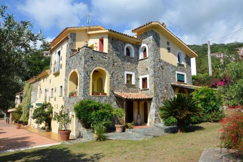 Gallery image of Antico Casale Del Buono in Falconara Albanese