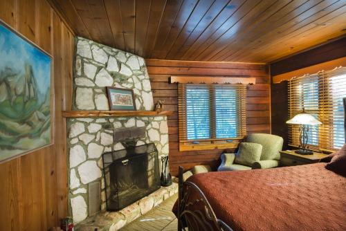 Postel nebo postele na pokoji v ubytování 48 Sugar Pine Suite