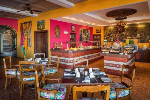een restaurant met tafels en stoelen en een bar bij Hacienda Encantada Resort & Spa in Cabo San Lucas