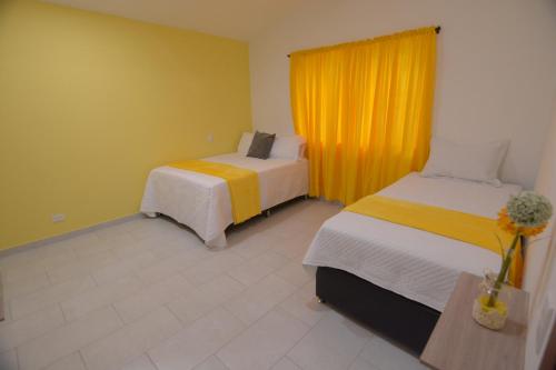 Letto o letti in una camera di apartamentos amoblados casa margarita laureles estadio excelente ubicación