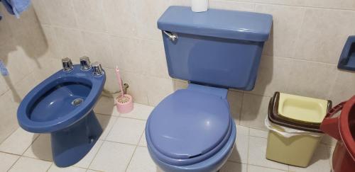 un bagno con servizi igienici blu e bidet di Hotel Santusa a Villazón