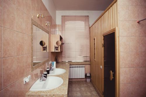 a bathroom with two sinks and a mirror at Апартаменты Sampo in Vyborg